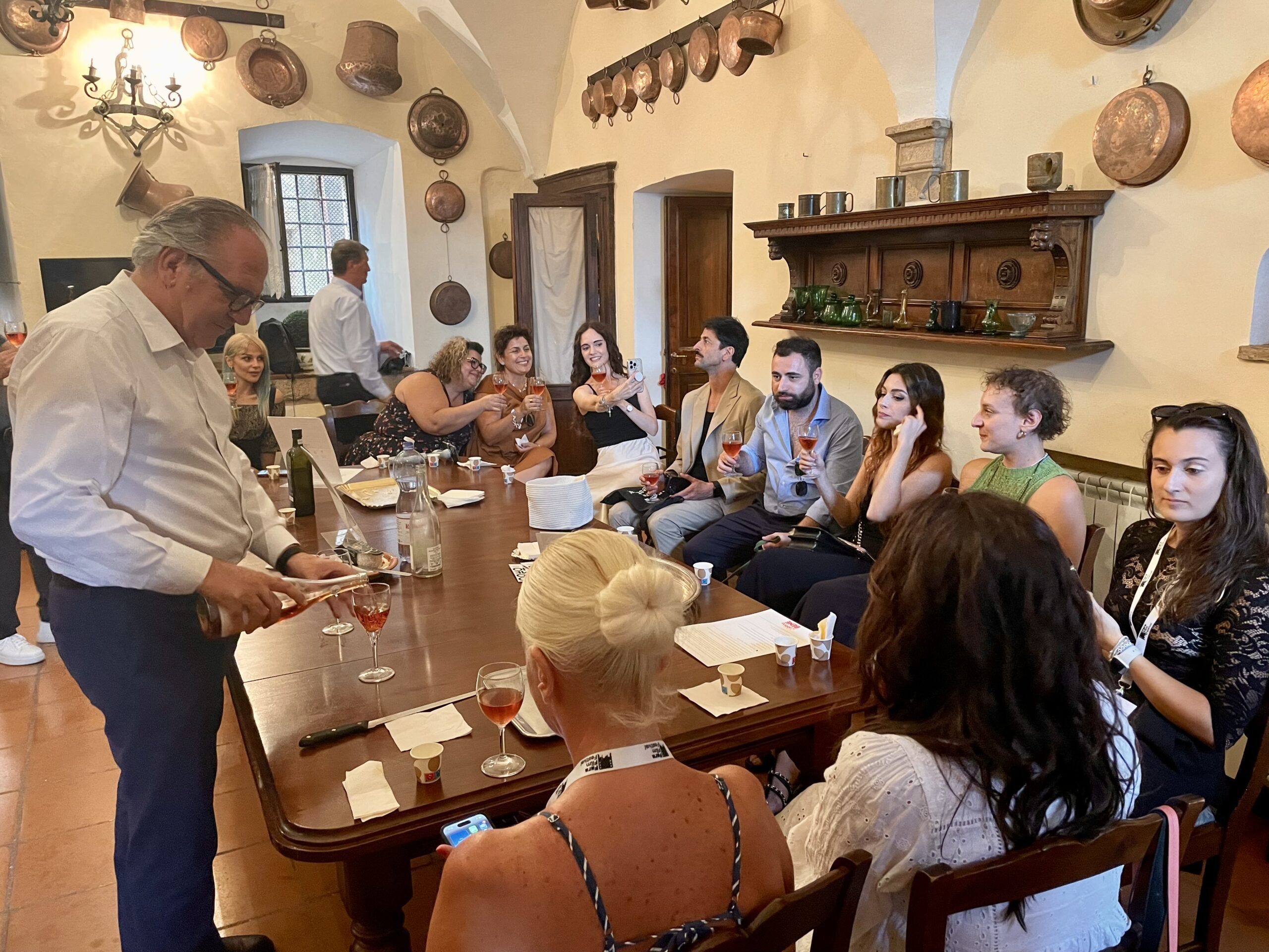 “S’Abbina Bene” incanta attori e influencer con serate di degustazione e cene di gala esclusive durante il Fara Film Festival