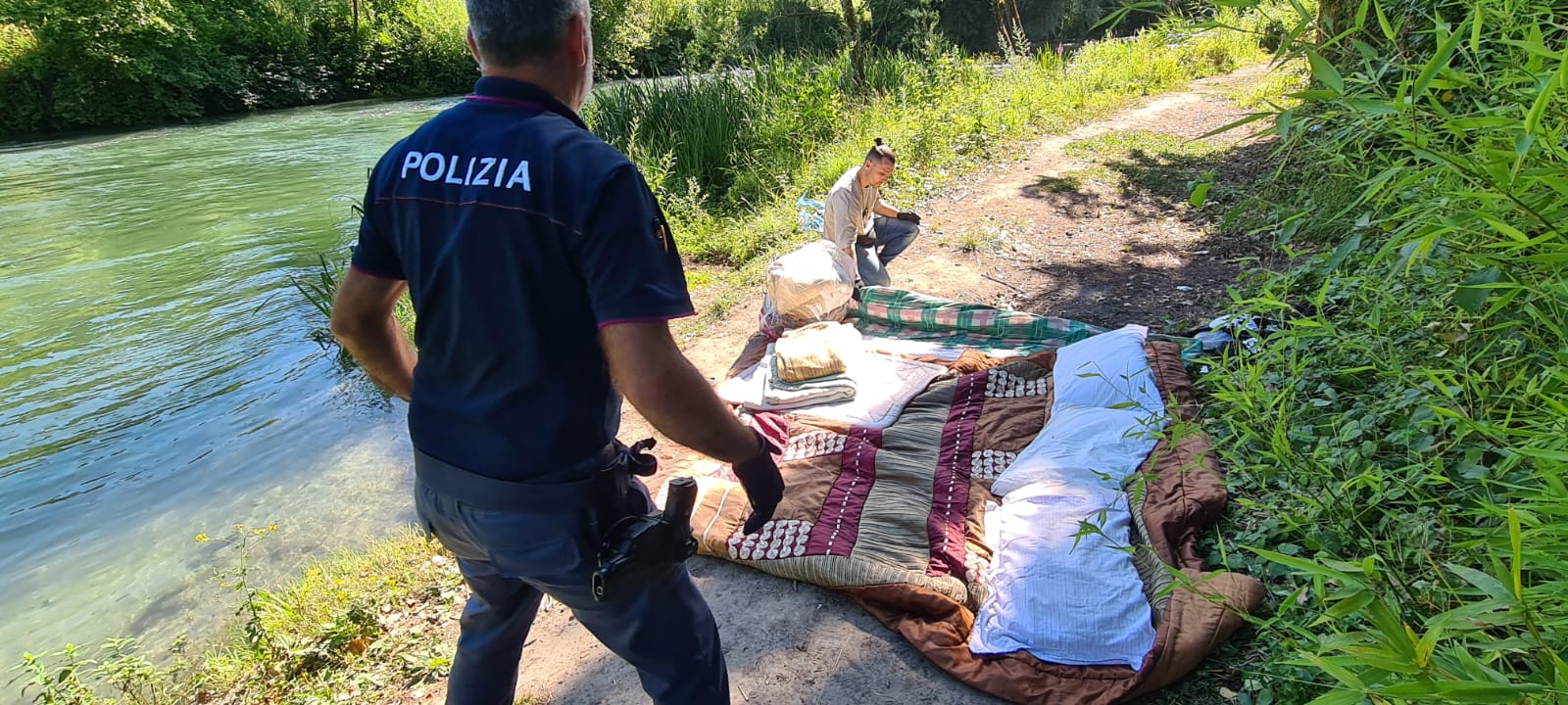 Dormivano tra bottiglie e resti di cibo sul Velino: scatta la denuncia per quattro giovani