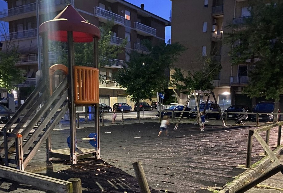 Piazza Tevere: parco giochi pericoloso per i bambini, la denuncia dei residenti
