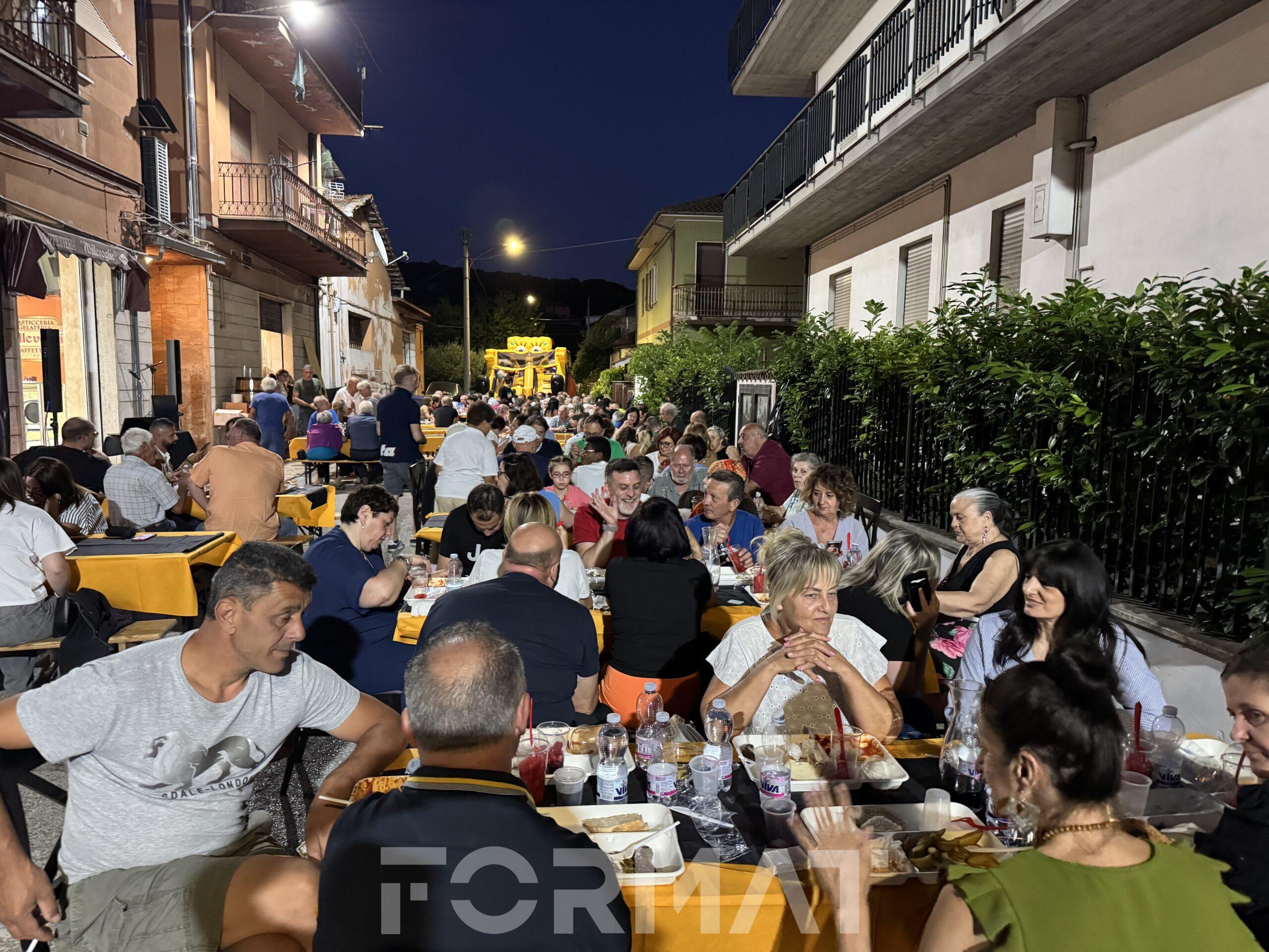 Cena sotto le stelle per 200 abitanti di Quattrostrade festeggiando gli atleti della Festa del Sole