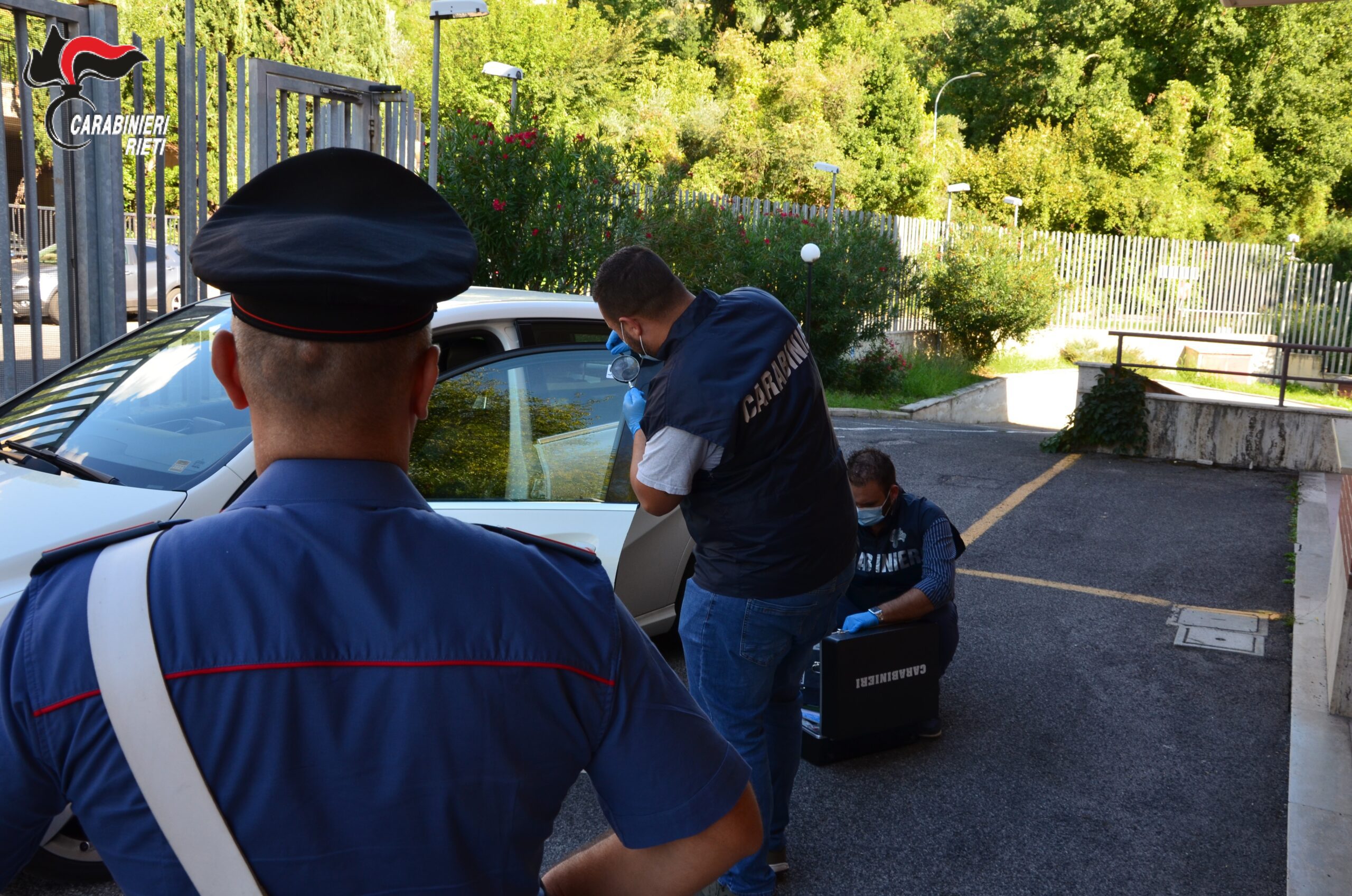 Furto in farmacia: finge di comprare medicine e porta via 200 euro, denunciato 48enne