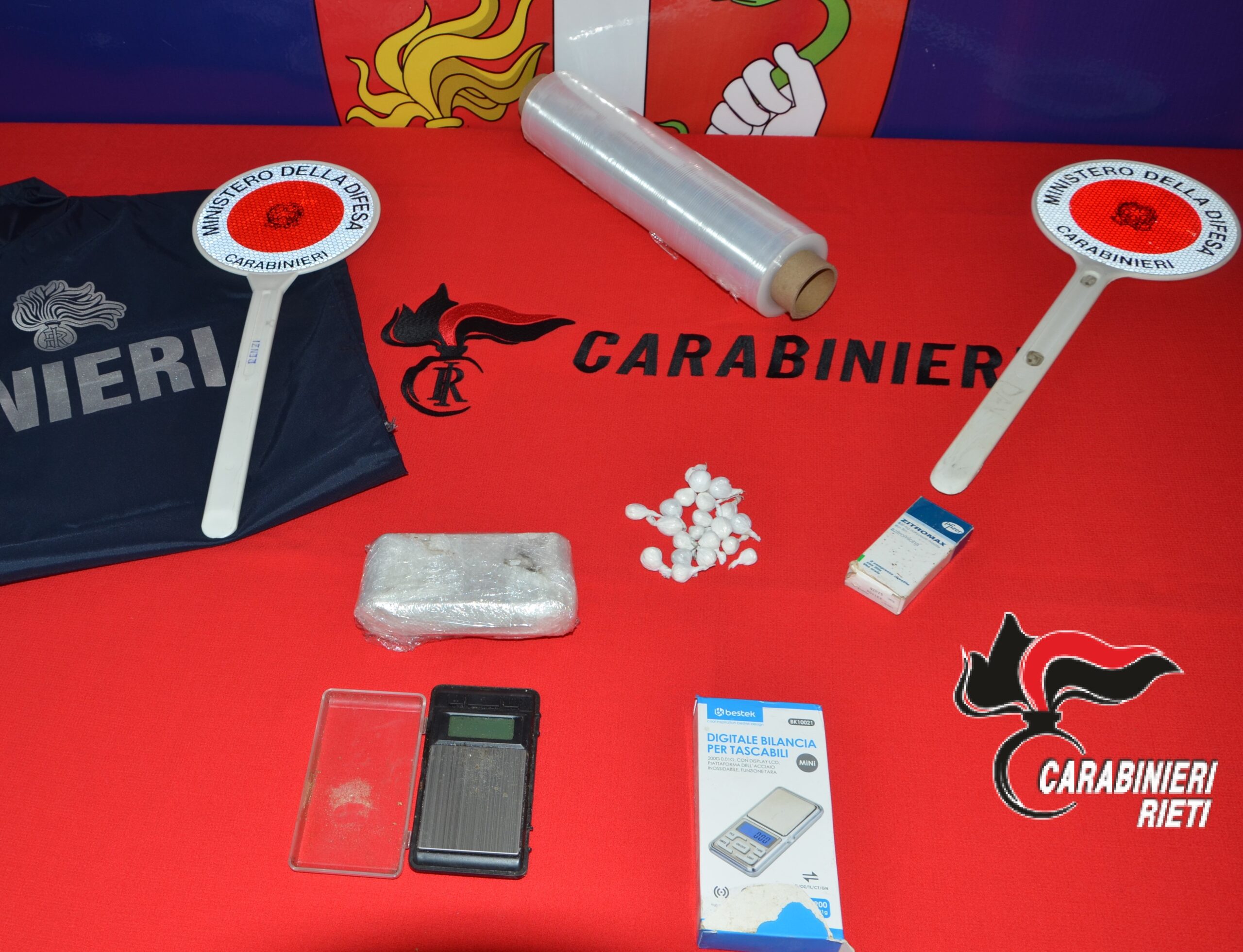 Casapenta, bosco trasformato in rifugio per spacciatori: scoperto bivacco della droga, sequestrati 55 grammi di cocaina