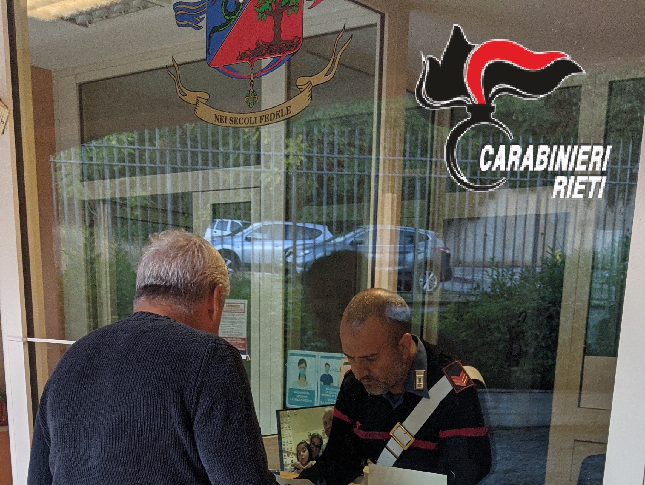 Si finge carabiniere e raggira anziana con la truffa del finto incidente: denunciato 46enne campano, colpo da 10mila euro