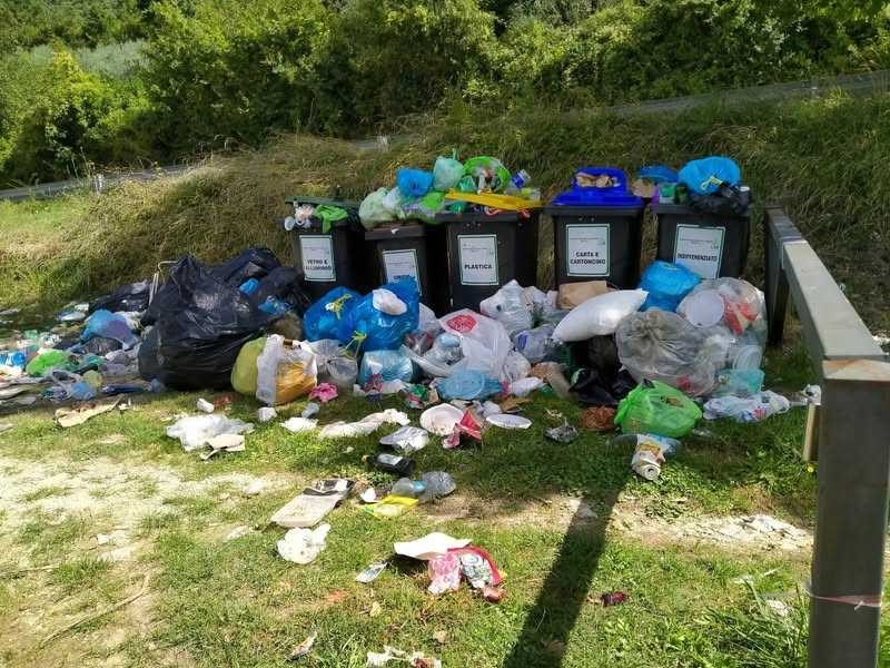 Estate sul Lago del Turano: cumuli di rifiuti e incuria