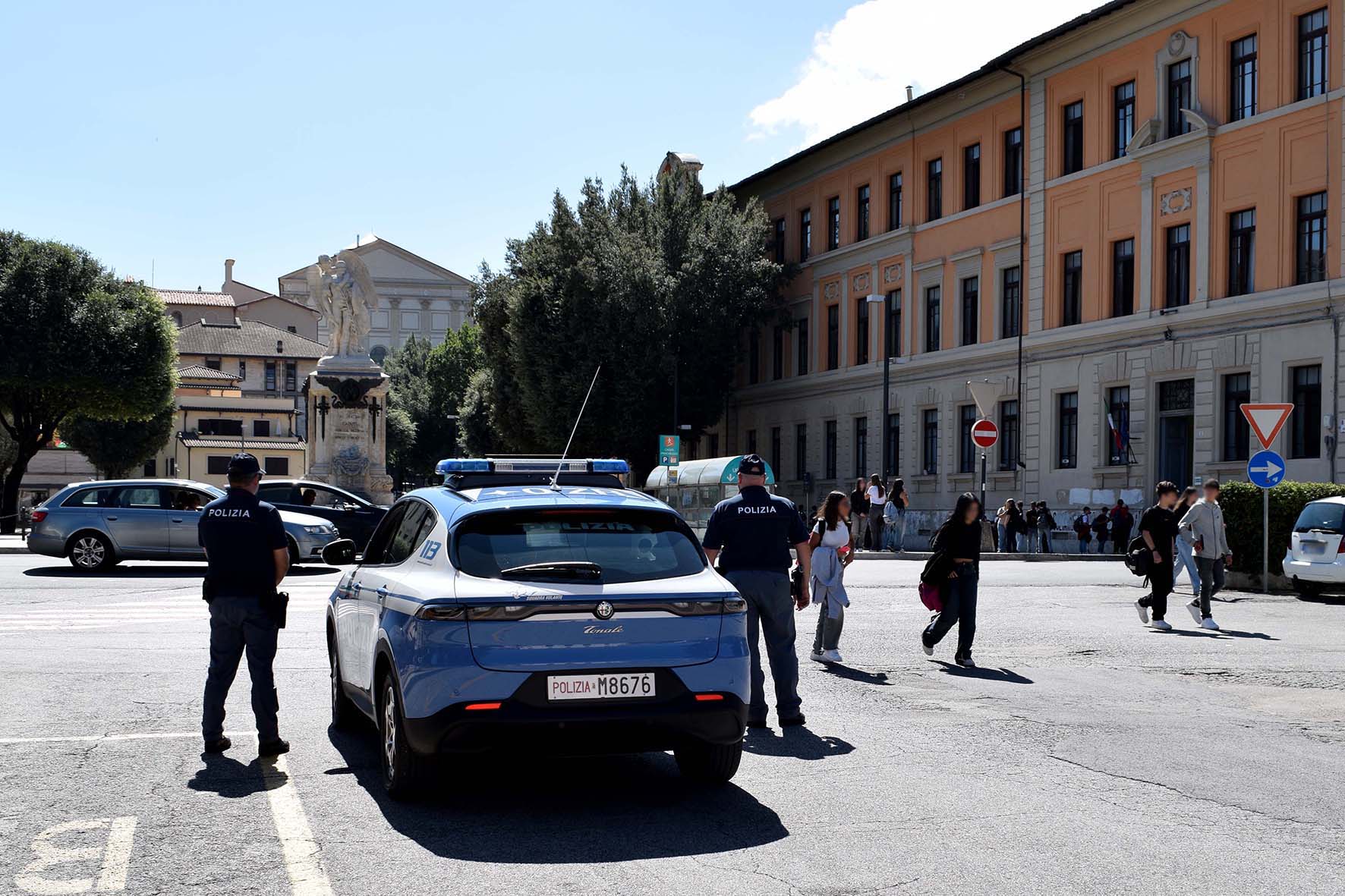 La Polizia di Stato intensifica i controlli presso le scuole