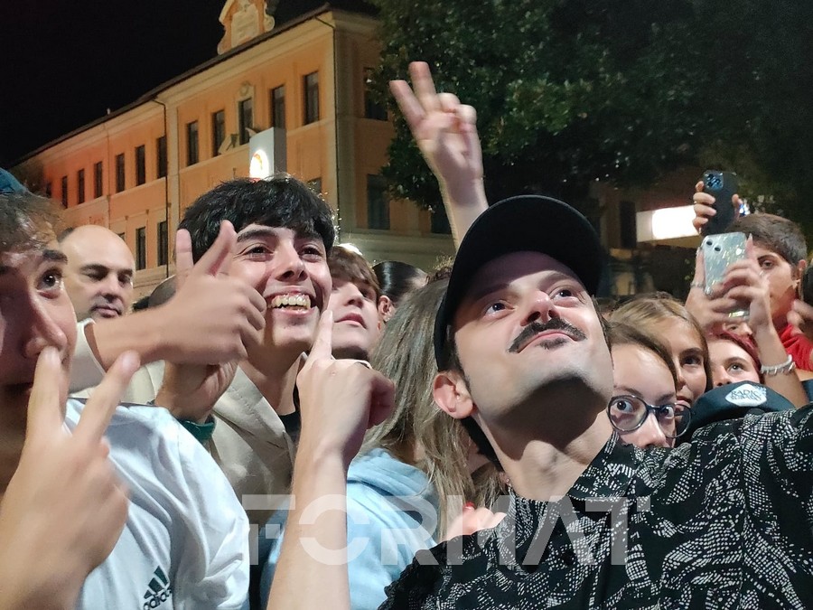 Un’onda piena di energia ha invaso la piazza con la musica di Rovazzi