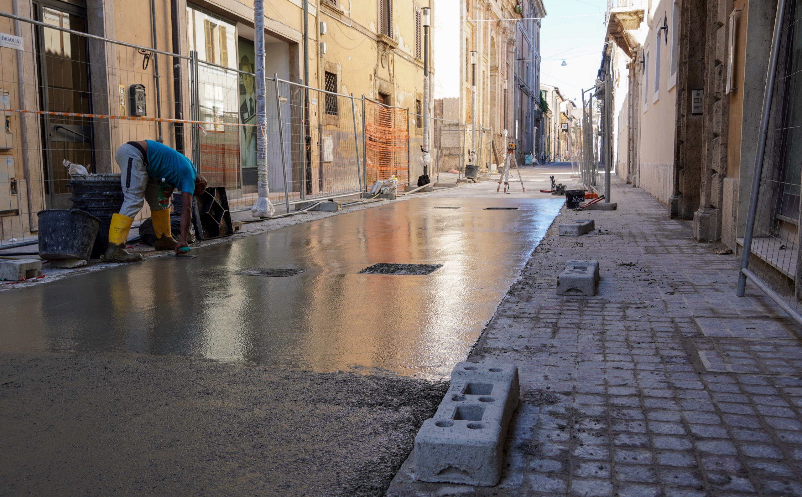 Avanza la realizzazione della nuova pavimentazione su via Terenzio Varrone