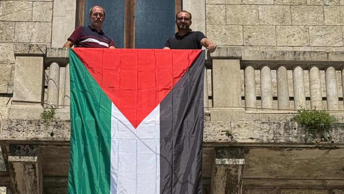 Uniti ai Comuni che chiedono pace: bandiera palestinese dal balcone dell’opposizione