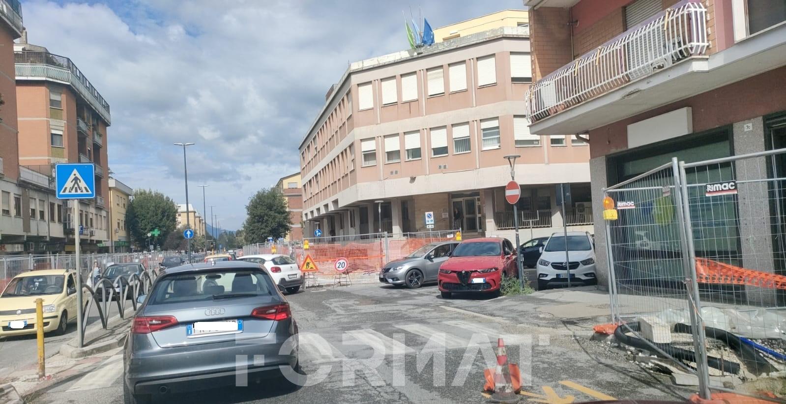 Traffico paralizzato a Viale Matteucci per lavori davanti al Tribunale
