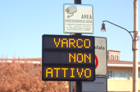 Tabellone del varco di via Cintia acceso per malfunzionamento, ma il varco resta non attivo