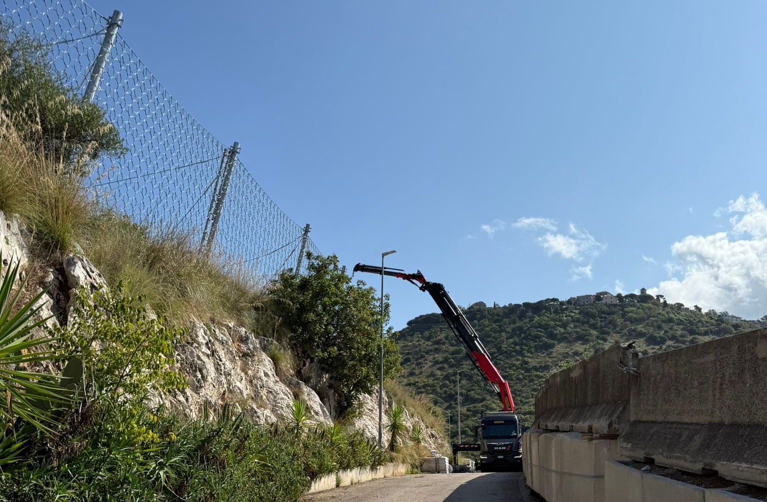Prime Case, installati i primi 70 metri di rete per la messa in sicurezza del versante dopo il crollo di agosto