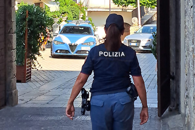 Donna vittima di stalking: ex compagno denunciato e sottoposto a divieto di avvicinamento con braccialetto elettronico