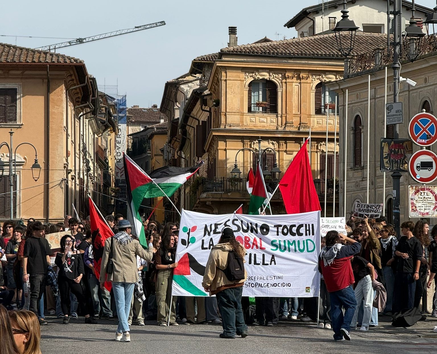 Studenti in piazza contro guerra e complicità del governo: “Non vogliamo essere parte del genocidio in Palestina”