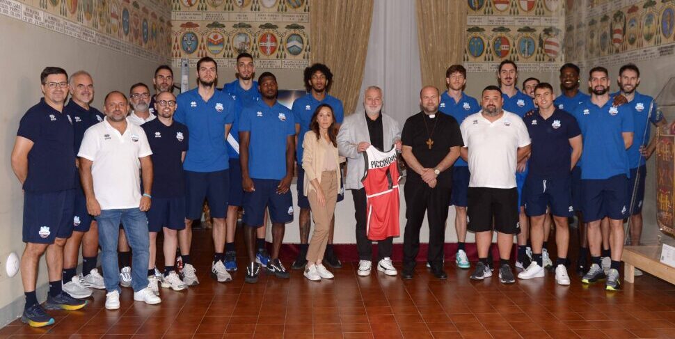 La Sebastiani dona al vescovo Piccinonna la maglia ufficiale e un abbonamento