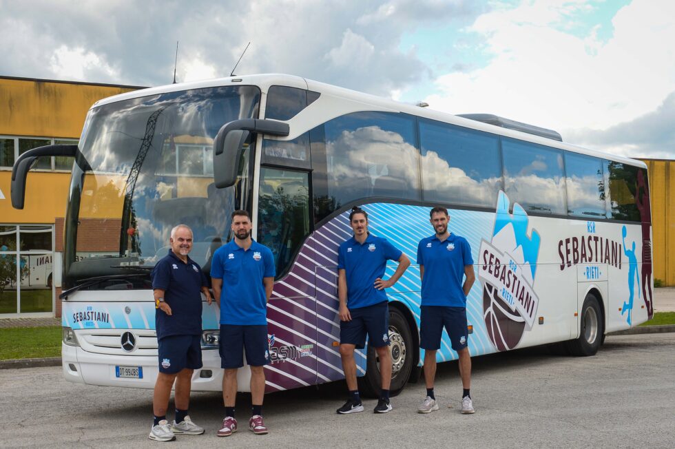 Ecco il nuovo pullman amarantoceleste: Sebastiani e Asm in viaggio per l’Italia