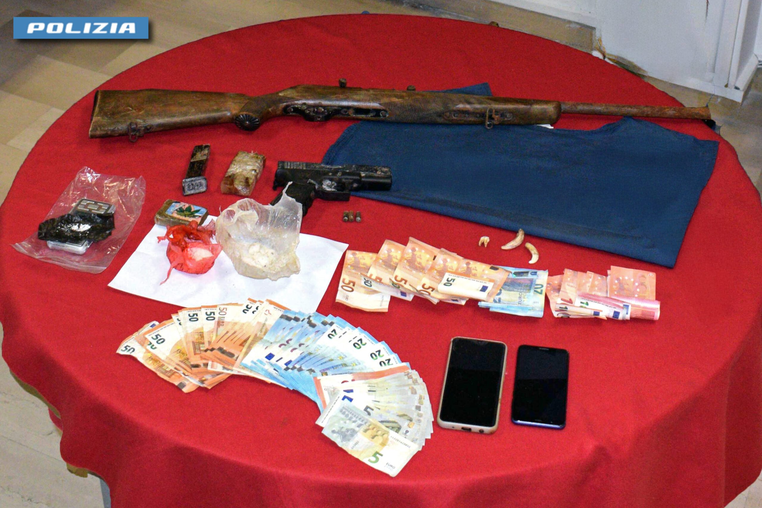 Blitz nei boschi di Fonte Colombo: arrestato 21enne con droga e armi
