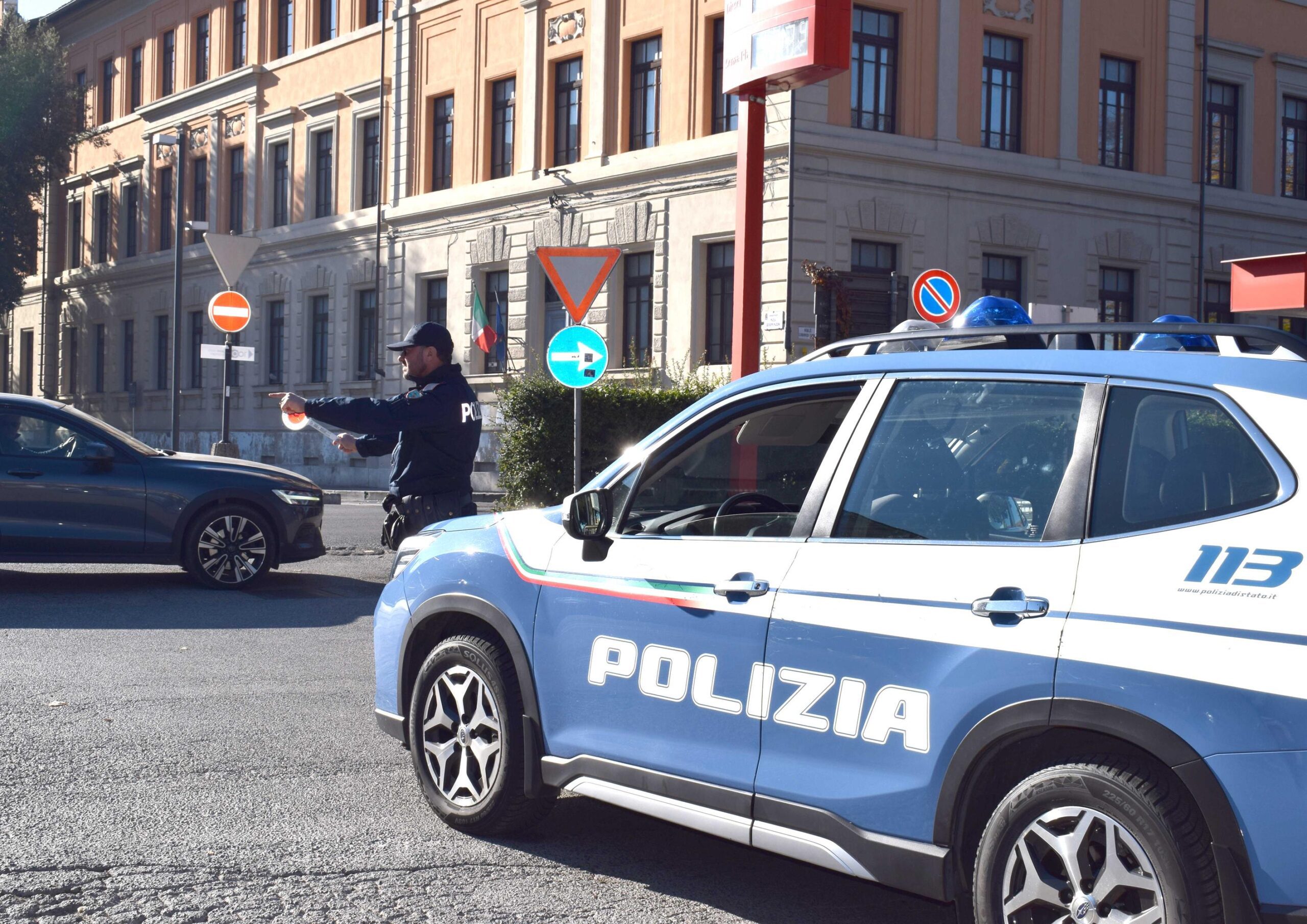 Aggressivo e sotto effetto di alcol insulta e minaccia gli agenti: denunciato
