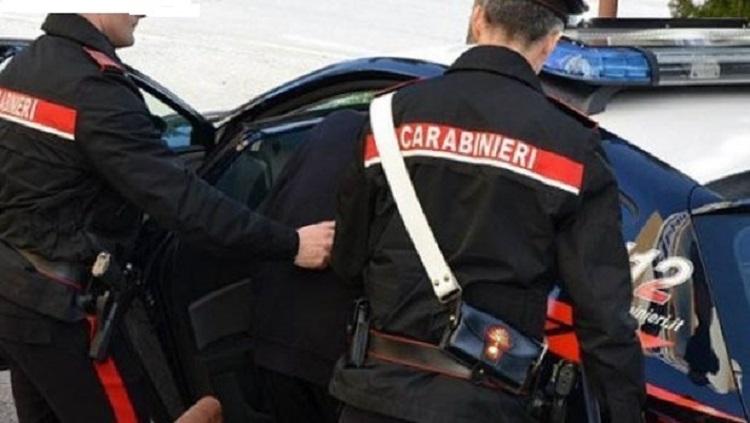È ai domiciliari ma passeggia in centro. Arrestato dai Carabinieri