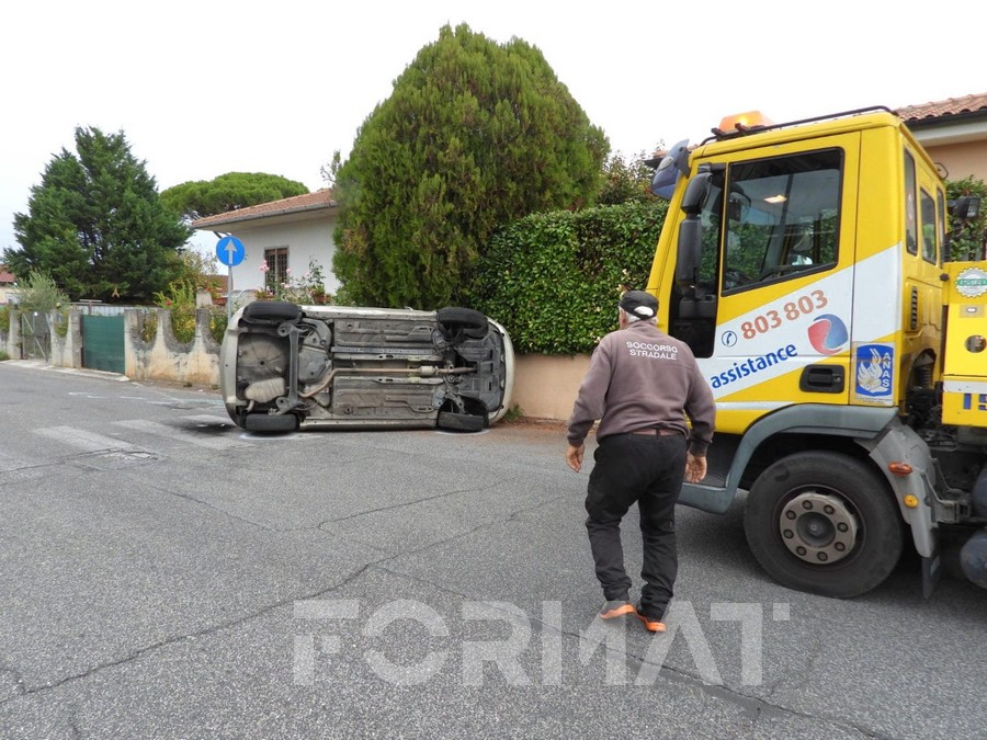 Incidente in zona aeroporto: auto si ribalta all’incrocio con via Cellini
