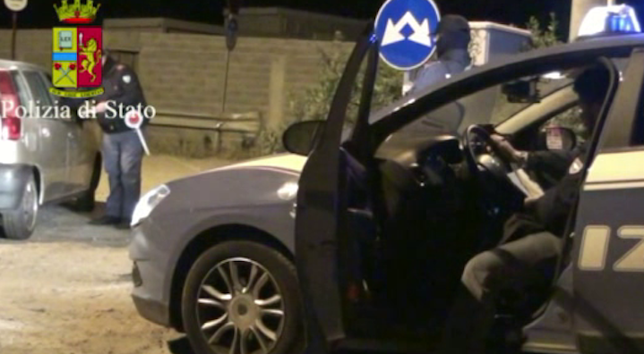 Nel cruscotto manomesso oro, diamanti, orologi: fermate e denunciate 4 persone della Polizia di Stato