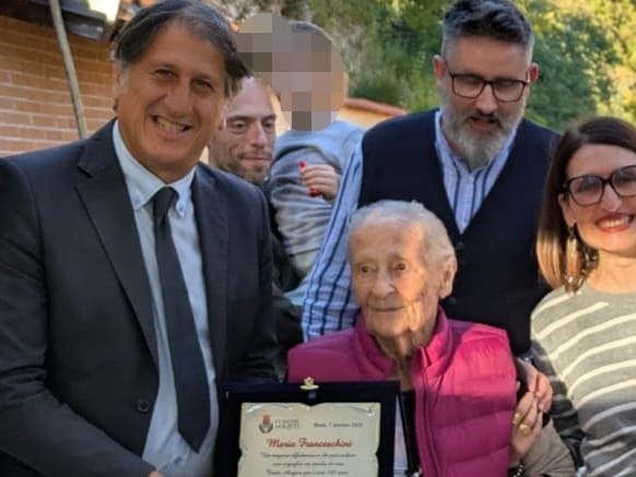 Neocentenaria a Case San Benedetto: l’assessore Nobili consegna una targa a nome della Città