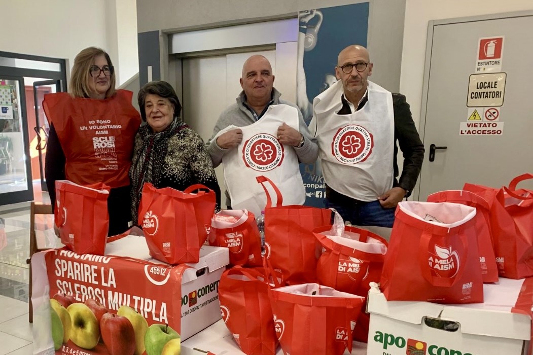 Conclusa con successo la vendita delle mele Aism al Centro Commerciale L’Aliante