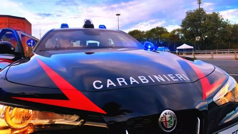30enne ubriaco minaccia la compagna, colpisce i carabinieri e riceve il Daspo Willy