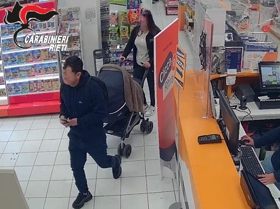 I Carabinieri denunciano tre persone per dei furti in esercizi commerciali