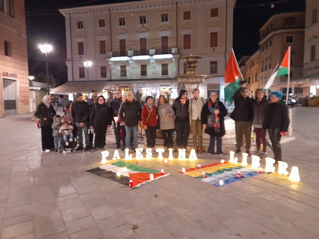 Manifestazione per la Palestina: lumicini in piazza e il saluto alla famiglia di Abdul