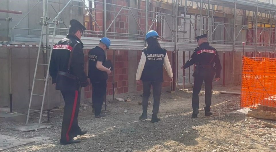 Controlli dei Carabinieri sul lavoro, tre ditte edili sospese per violazioni di sicurezza e lavoro irregolare