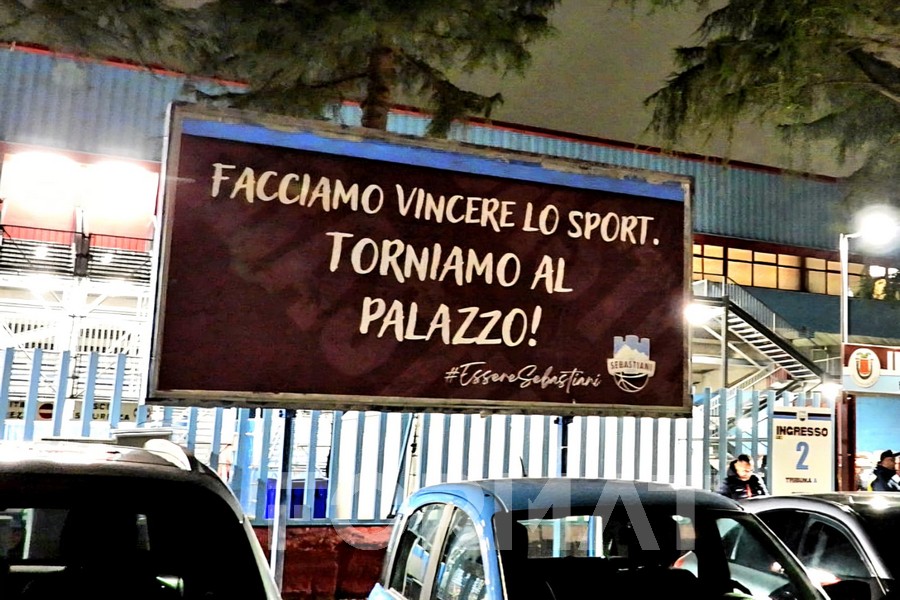 Dalla ferita alla ripartenza, il PalaSojourner ritrova voce: la curva ai bambini della Willie Basket