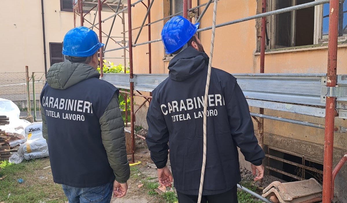 Muore mentre era a lavoro senza contratto, aveva 41 anni. Indagini in corso