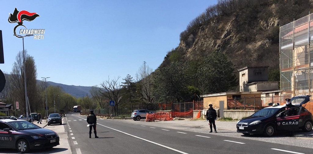 Fermati in auto con un piede di porco: il conducente guida senza patente. Denunciati
