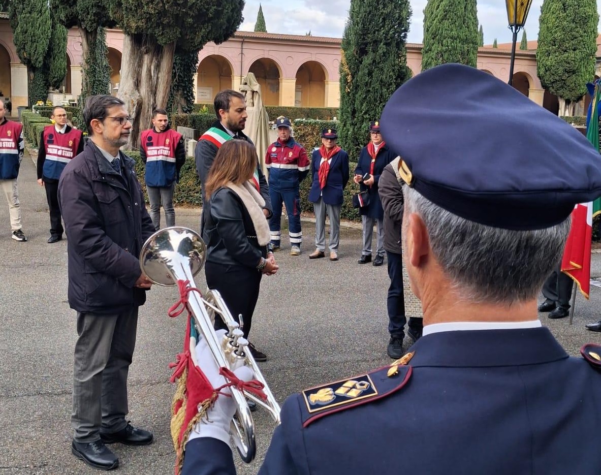 La Polizia di Stato nella ricorrenza della commemorazione dei defunti rende gli onori ai suoi Caduti