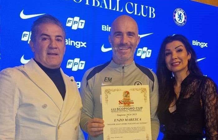 Enzo Maresca riceve il Premio Internazionale Manlio Scopigno come miglior allenatore italiano all’estero al Chelsea Training Center