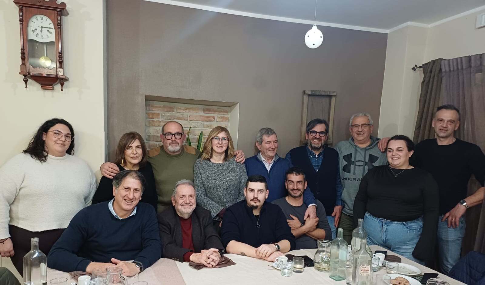 Una cena di comunità a Piani Sant’Elia: il dialogo continua intorno alla tavola