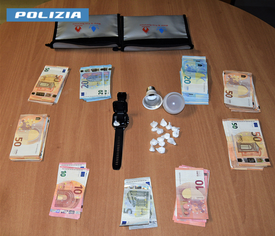 Cocaina nello smartwatch e in una finta lampadina, ventenne arrestato dalla Polizia di Stato