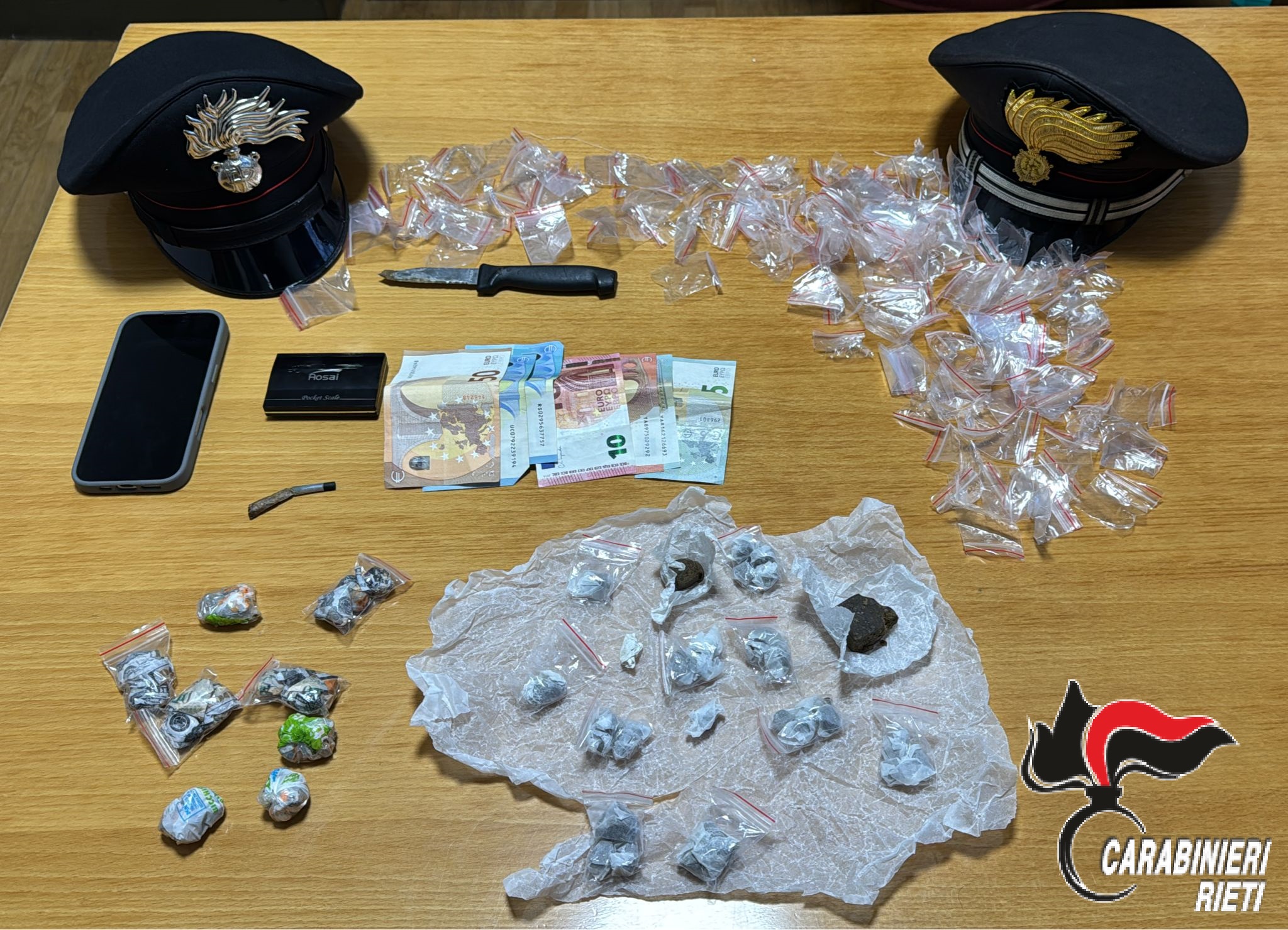 Controlli dei Carabinieri a scuola: uno studente arrestato per droga, altri due segnalati