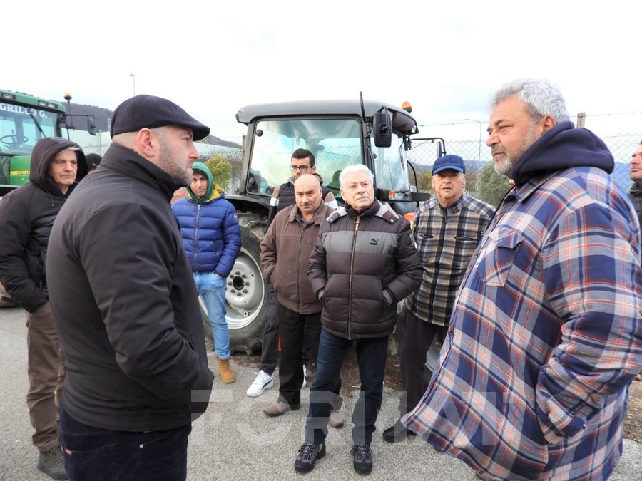 Anche il vescovo Piccinonna al fianco degli agricoltori
