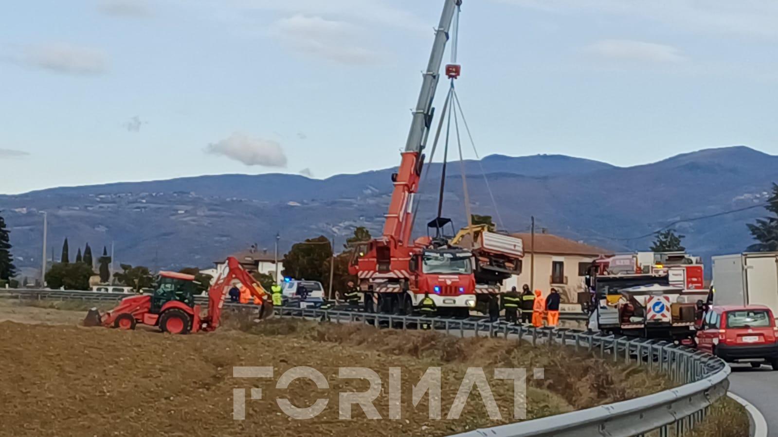 Camion finisce fuori strada, intervento dei vigili del fuoco