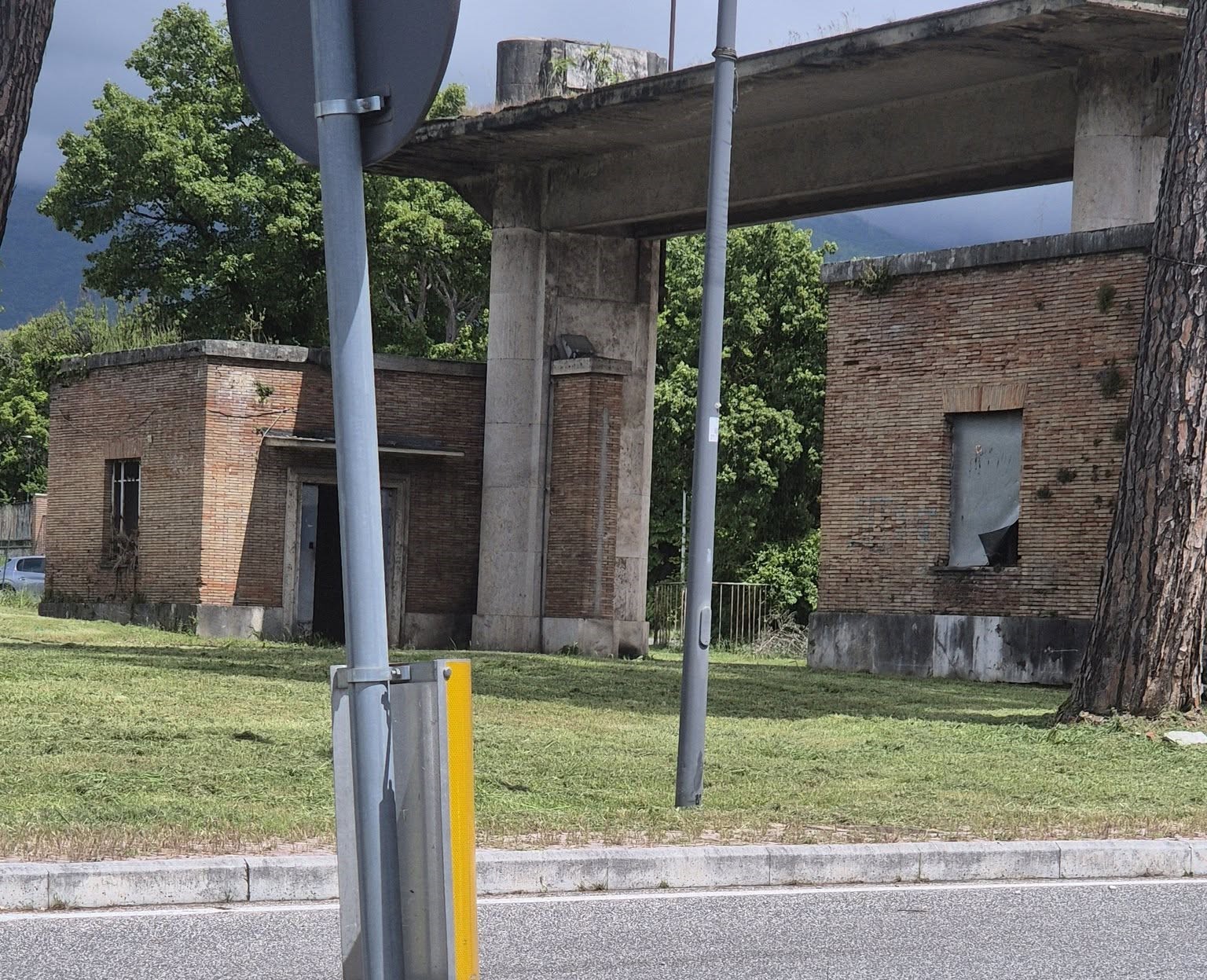 La segnalazione di un cittadino: valorizzare l’ingresso dell’ex ospedale psichiatrico