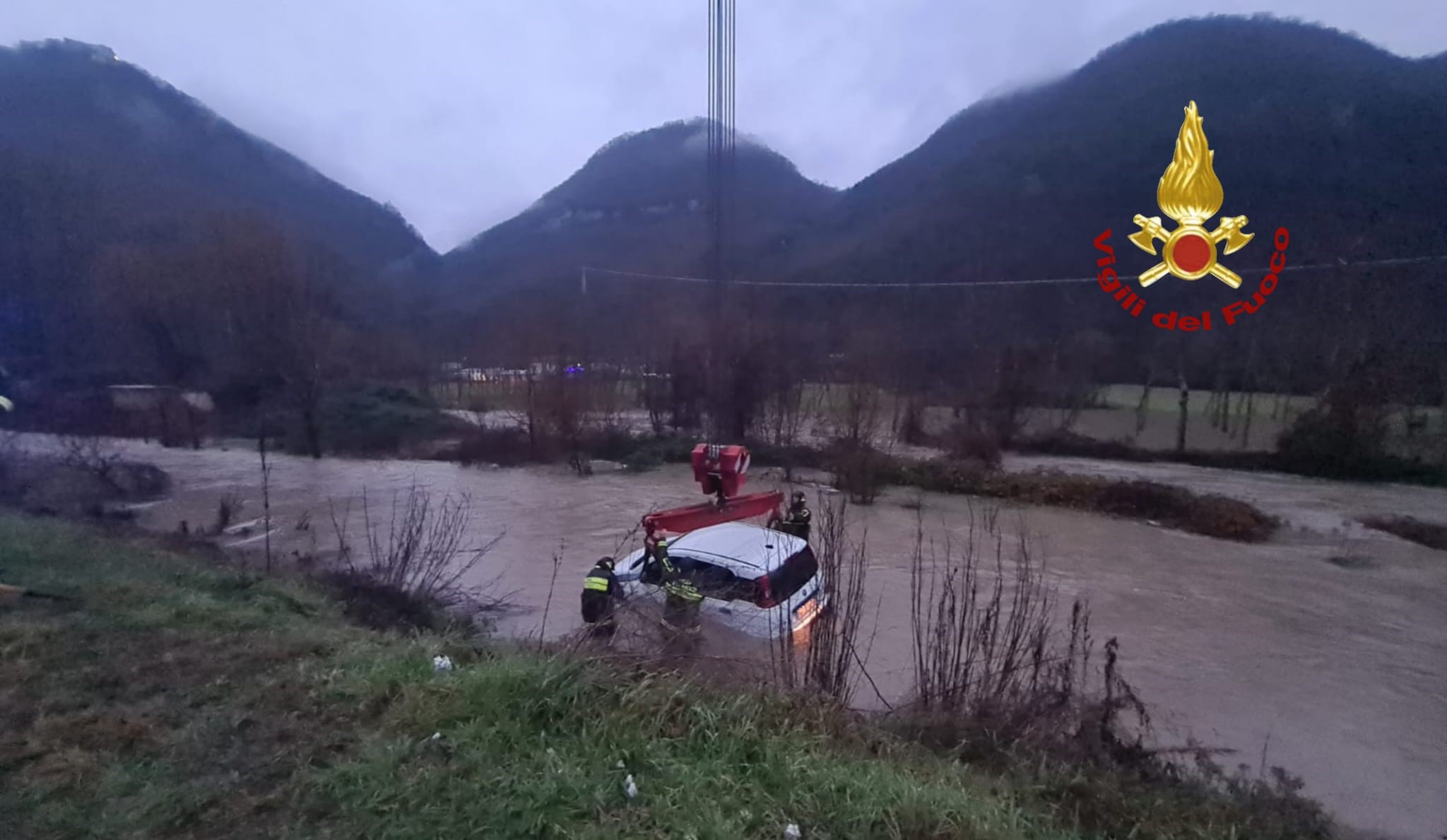 Maltempo, i vigili del fuoco soccorrono un uomo rimasto intrappolato nell’auto