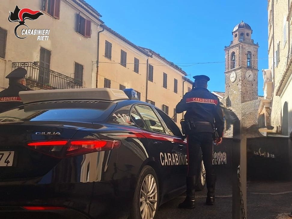 I Carabinieri arrestano un uomo per rapina impropria e porto abusivo di armi e oggetti atti ad offendere