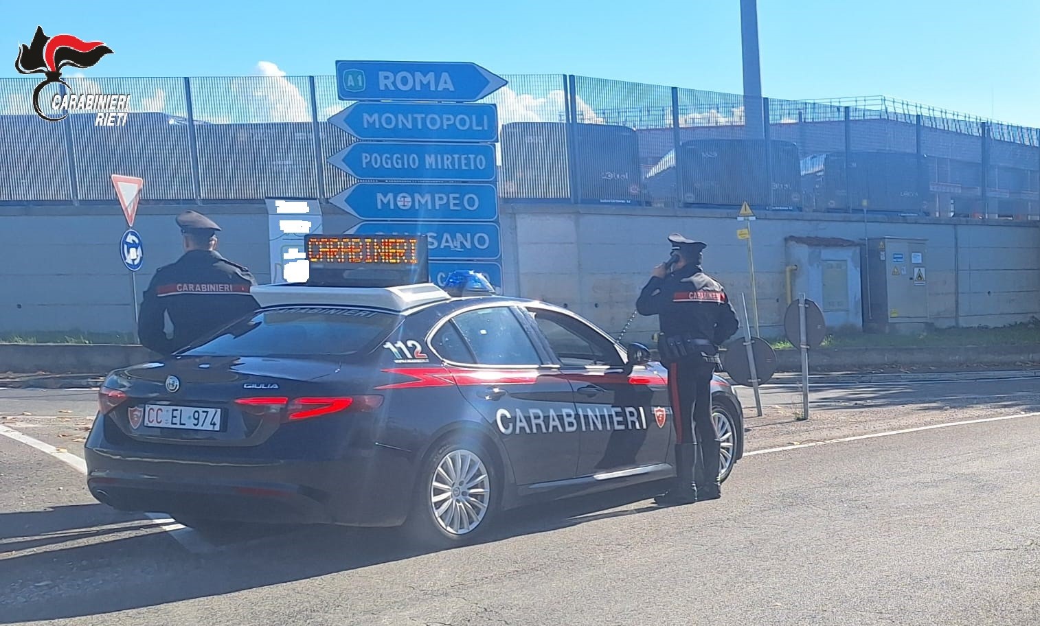Vandalizza un convoglio ferroviario e minaccia i Carabinieri intervenuti: 27enne deferita in stato di libertà