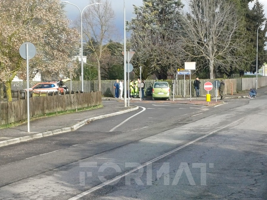 Malore al volante: auto sbanda e finisce contro una recinzione