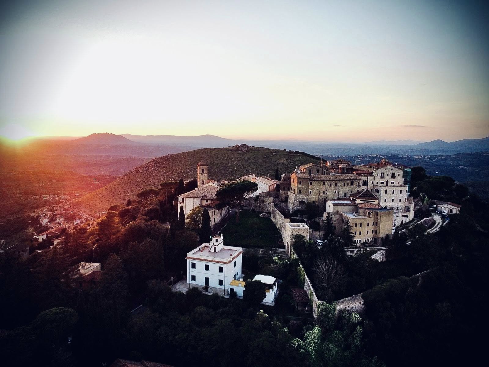 “Borghi da raccontare”: il progetto di Giuseppe Campochiaro, in arte Viaggia con Wallace a Fara in Sabina