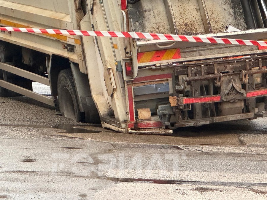 Camion della nettezza urbana sprofonda in una voragine dell’asfalto