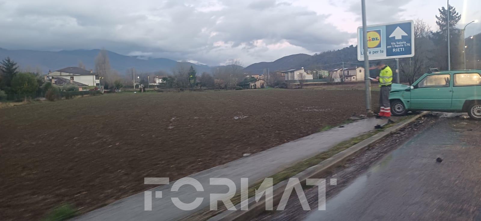 Auto contro un palo in via Nenni