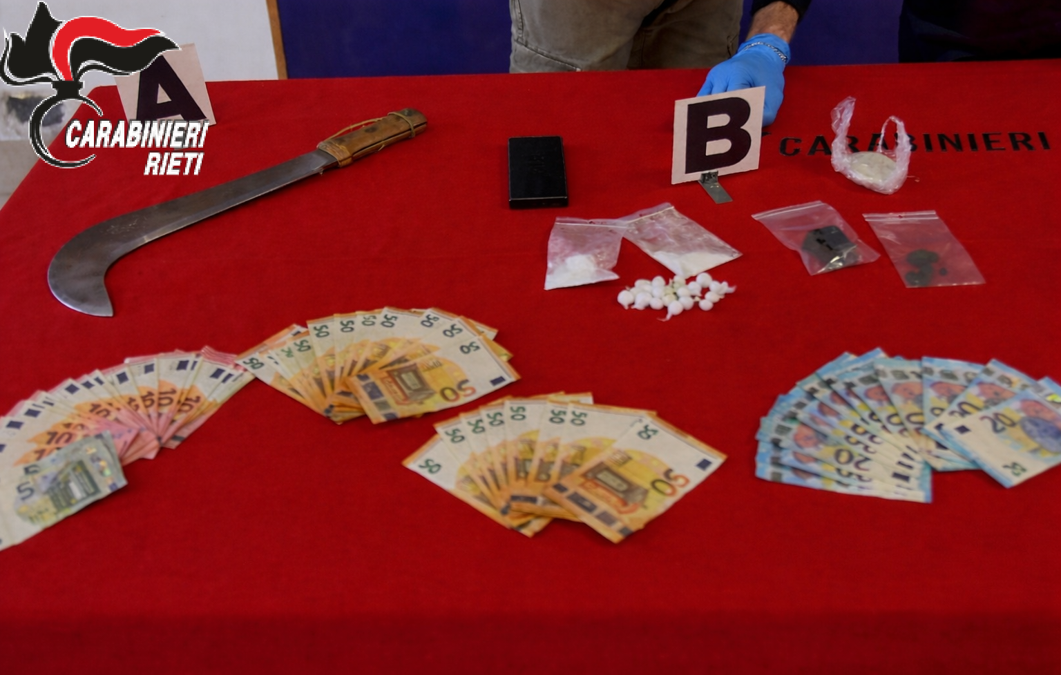 Centrale di spaccio in un casolare abbandonato: blitz dei Carabinieri dopo le segnalazioni dei cittadini
