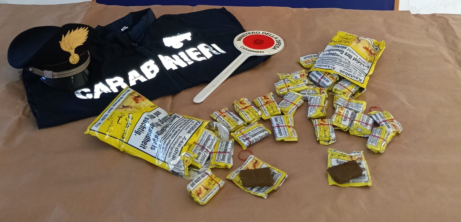 I Carabinieri sequestrano due chili di tabacco da masticare di contrabbando in un box vicino alla stazione ferroviaria